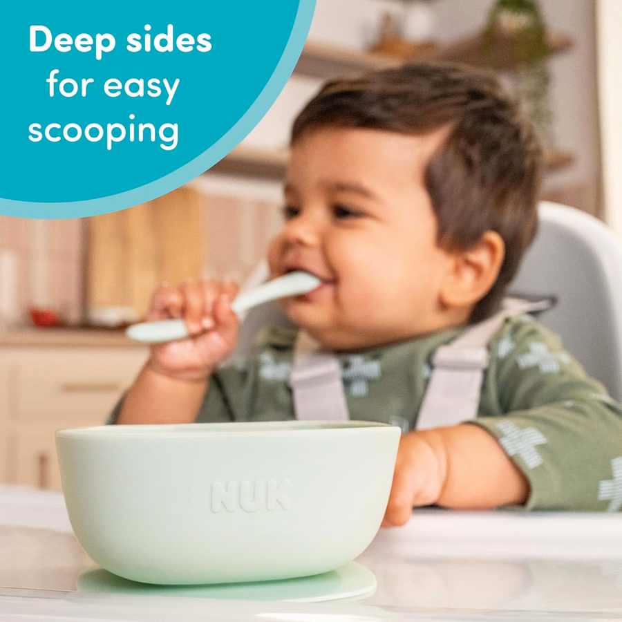 Juego de vajilla de silicona para bebé NUK, incluye 1 plato, 1 tazón, 1 taza y 1 cuchara, función de succión duradera que ayuda a reducir los derrames, apto para microondas, libre de BPA: Bebé