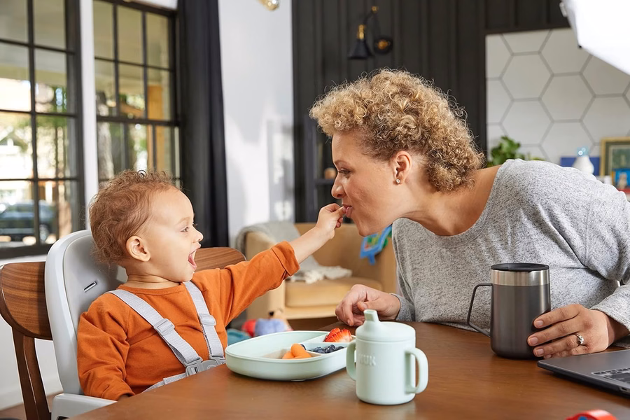 Juego de vajilla de silicona para bebé NUK, incluye 1 plato, 1 tazón, 1 taza y 1 cuchara, función de succión duradera que ayuda a reducir los derrames, apto para microondas, libre de BPA: Bebé